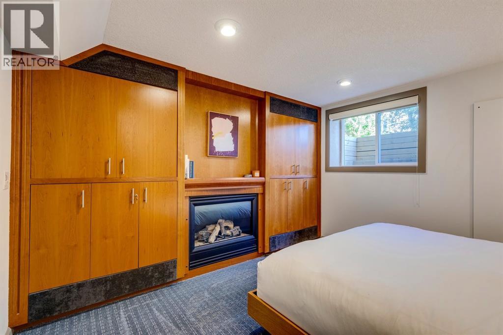 Photo 15 of 1432 Chardie Place Sw, Calgary AB