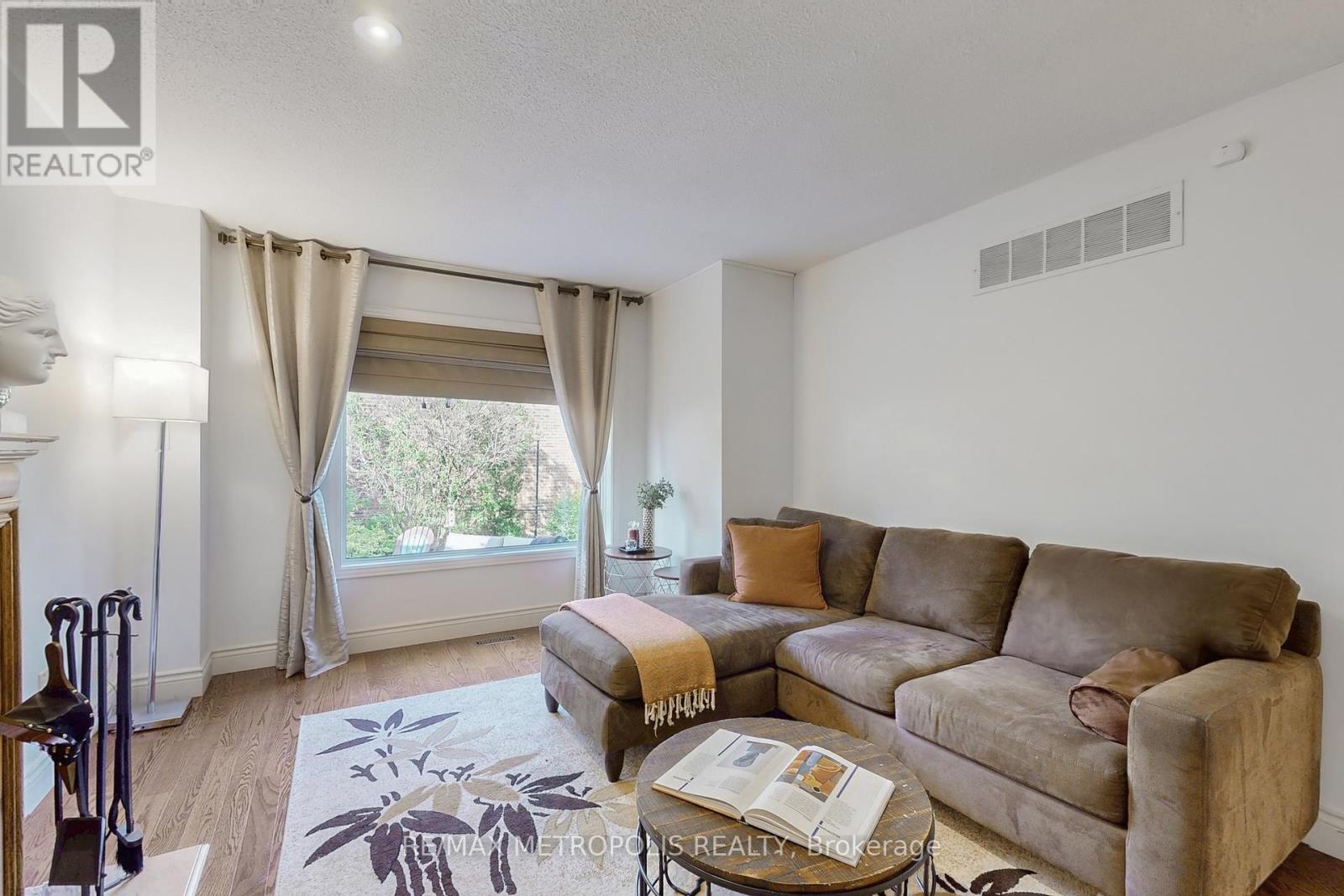 Photo 17 of 1310 Golden Meadow Trail, Oakville ON