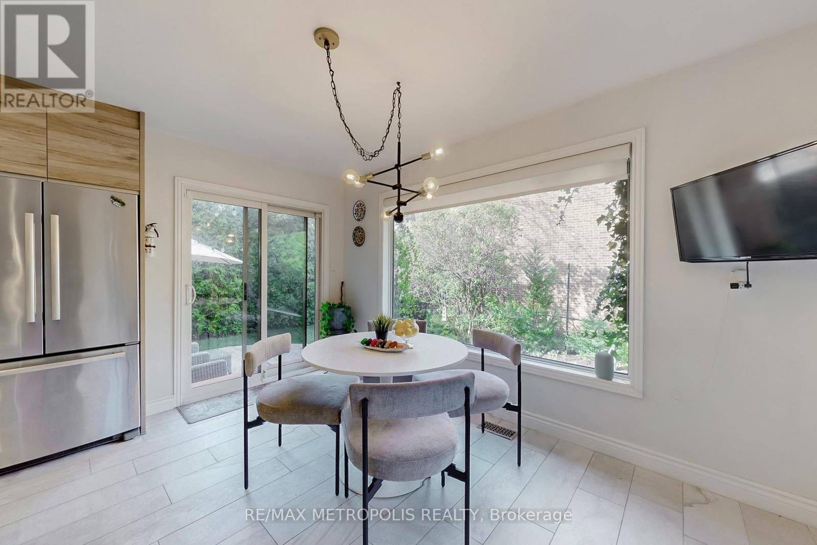 Photo 5 of 1310 Golden Meadow Trail, Oakville ON
