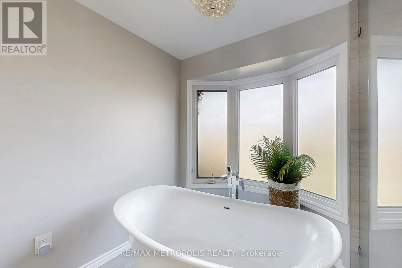 Photo 27 of 1310 Golden Meadow Trail, Oakville ON