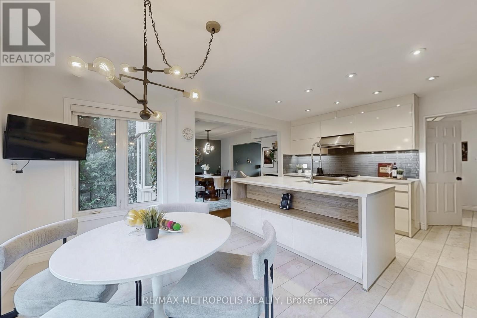 Photo 3 of 1310 Golden Meadow Trail, Oakville ON