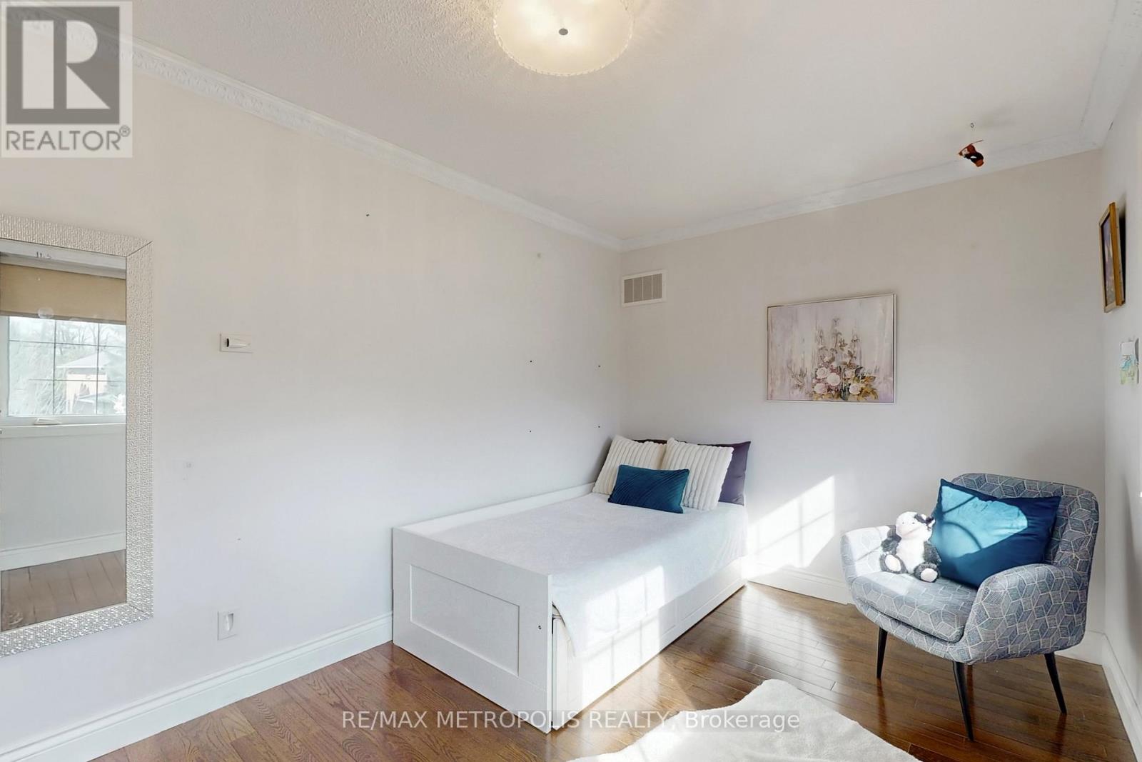 Photo 32 of 1310 Golden Meadow Trail, Oakville ON
