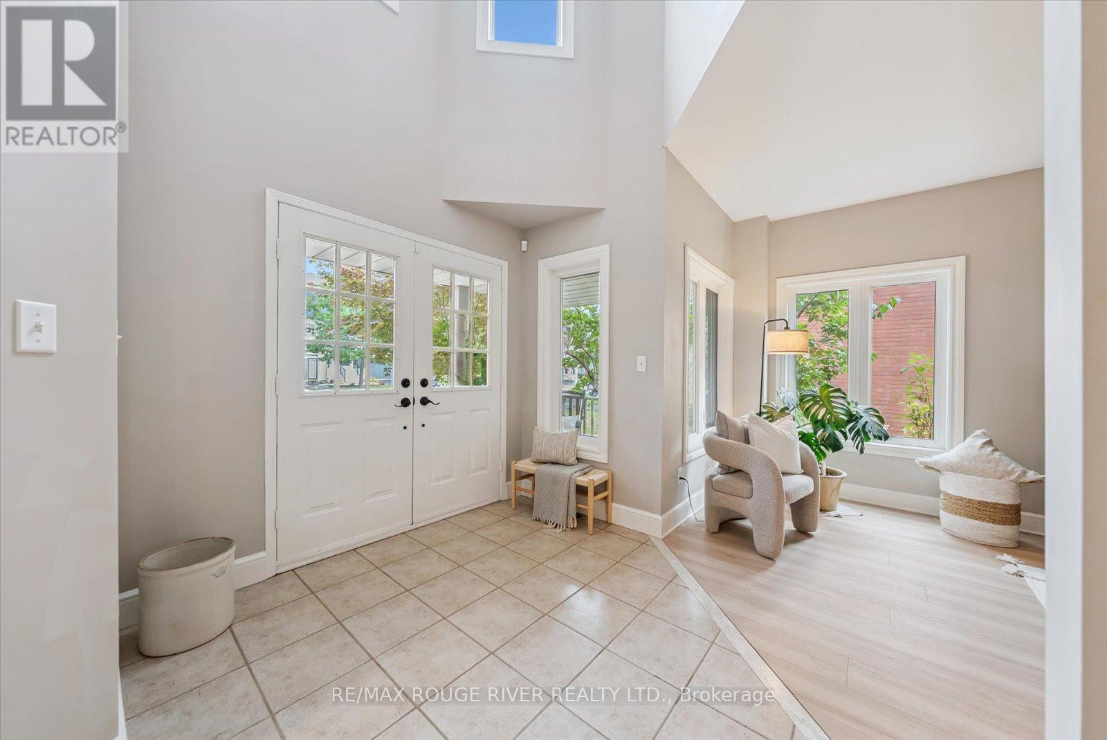 Photo 5 of 19 Gilchrist Court, Whitby ON