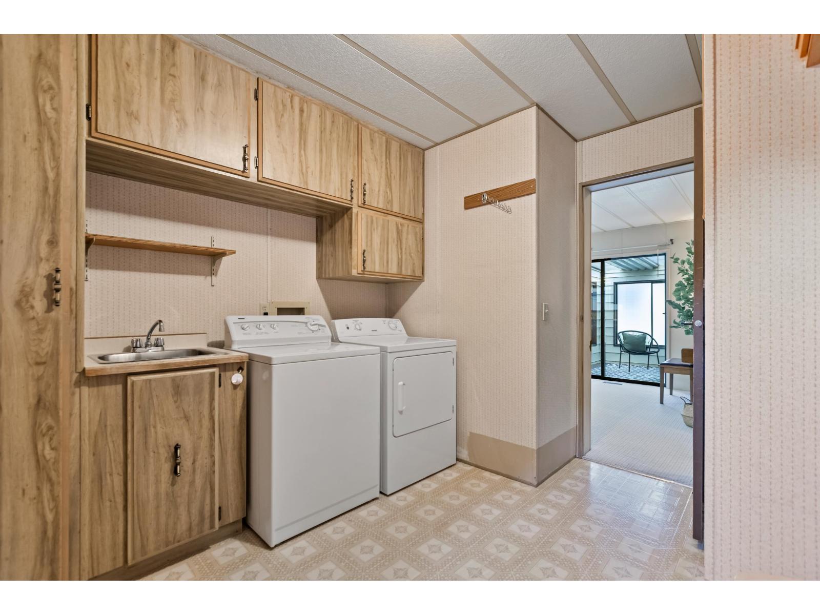 Photo 1 of 102 2062 King George Boulevard, Surrey BC