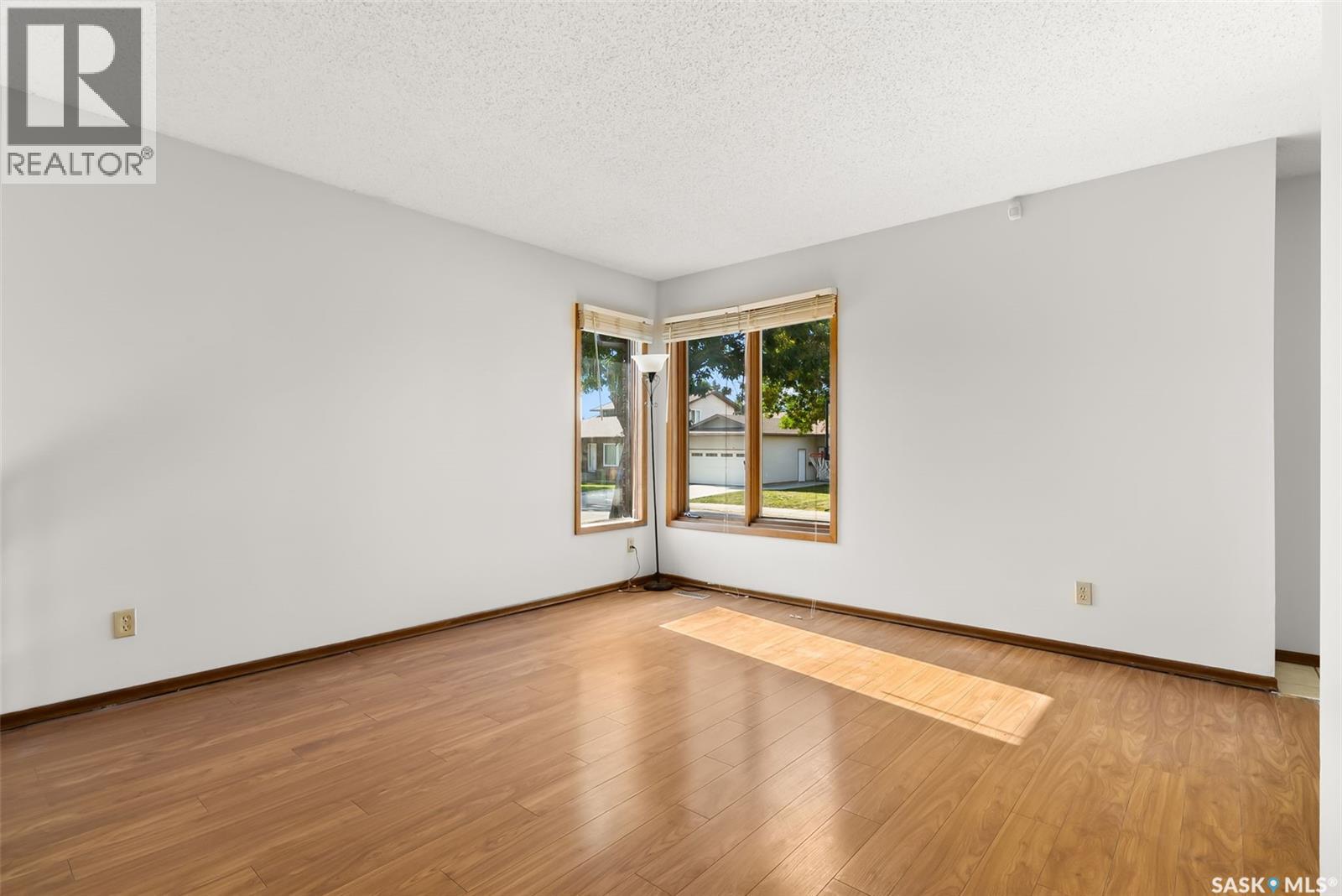 Photo 3 of 1726 Boyd Street E, Regina SK