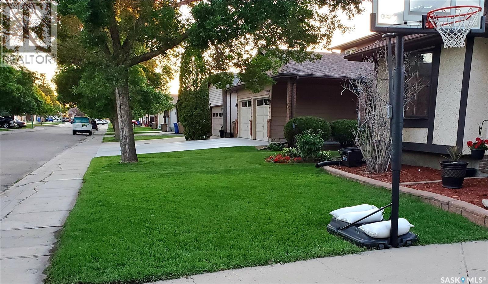 Photo 43 of 1726 Boyd Street E, Regina SK