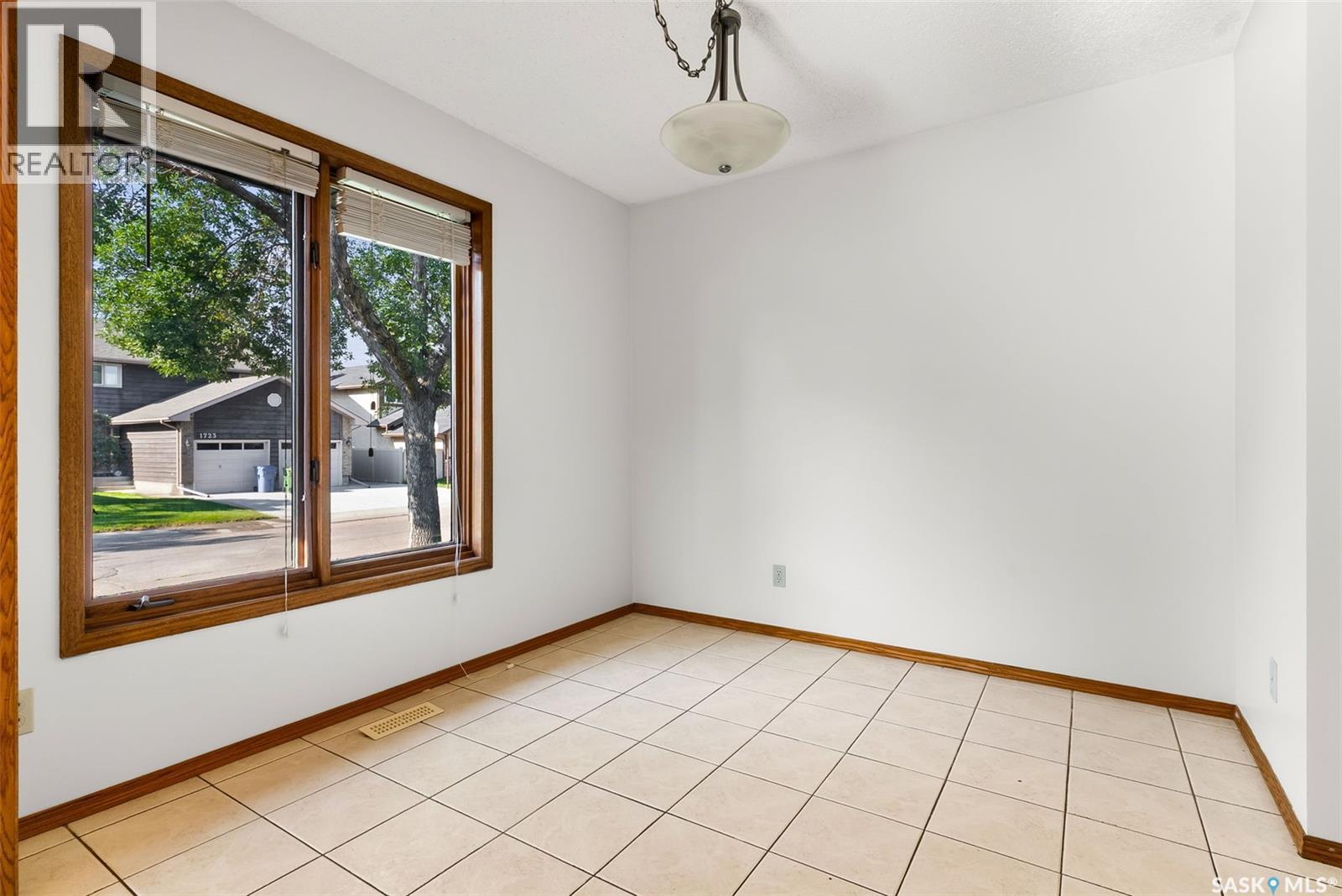 Photo 7 of 1726 Boyd Street E, Regina SK