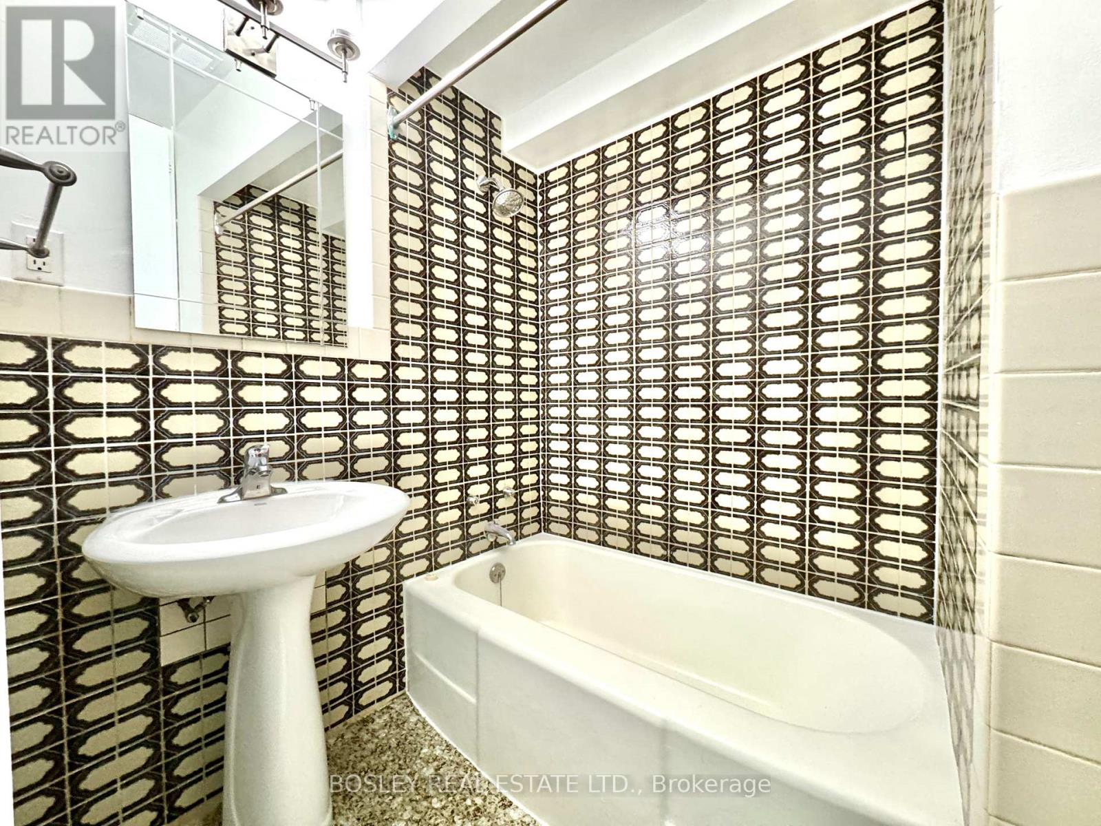 Photo 18 of 108 740 Eglinton Avenue W, Toronto ON