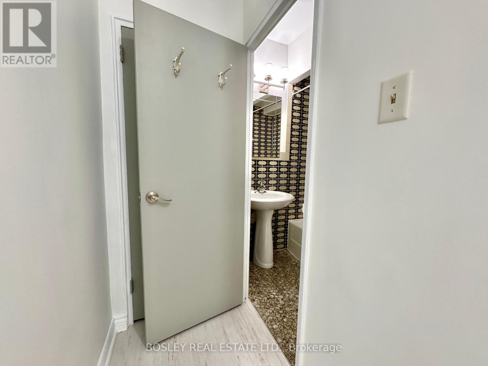 Photo 10 of 108 740 Eglinton Avenue W, Toronto ON
