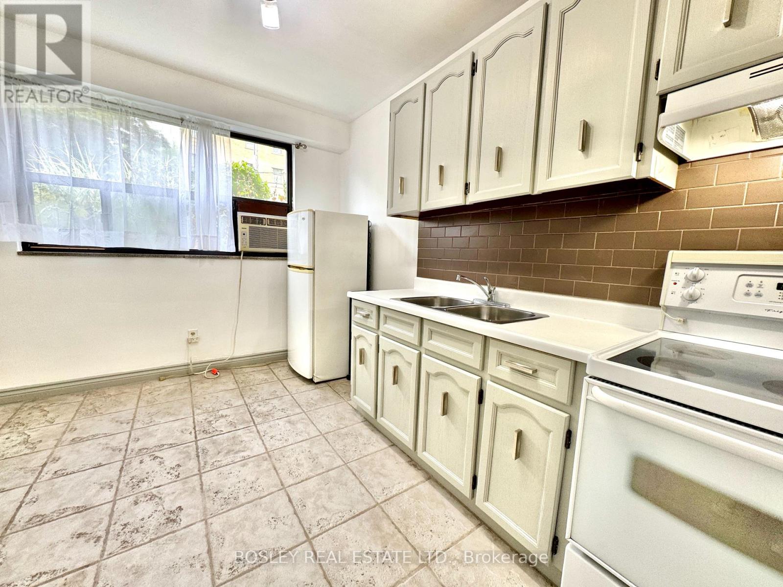 Photo 19 of 108 740 Eglinton Avenue W, Toronto ON