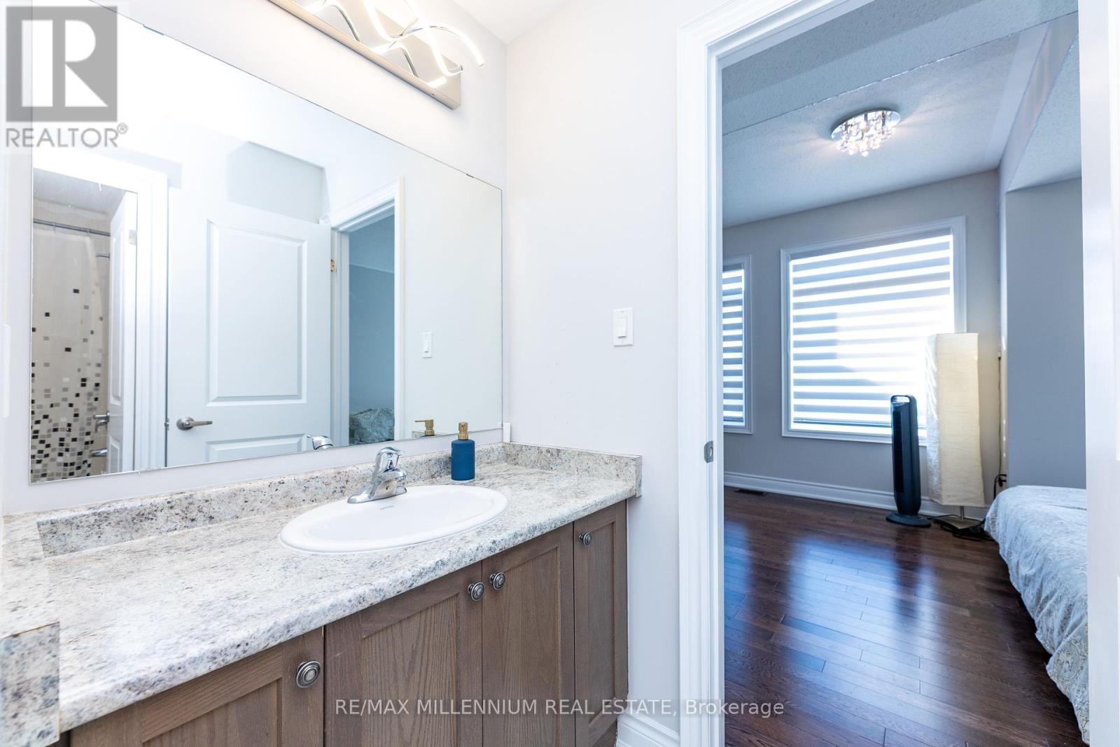 Photo 6 of 40 Frederick Pearson Street, East Gwillimbury ON