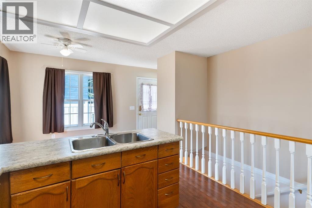 Photo 3 of 1912 16 Street, Didsbury AB