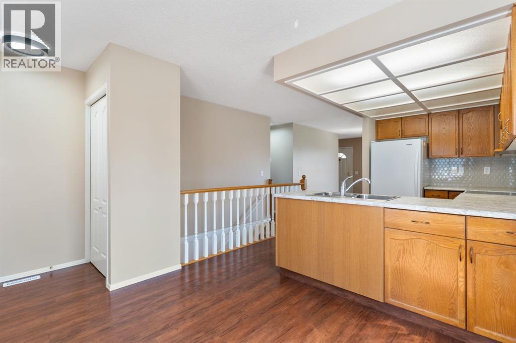 Photo 23 of 1912 16 Street, Didsbury AB