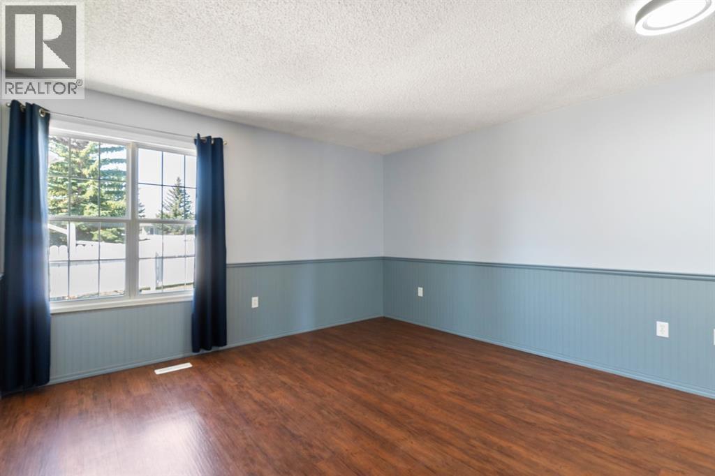 Photo 4 of 1912 16 Street, Didsbury AB