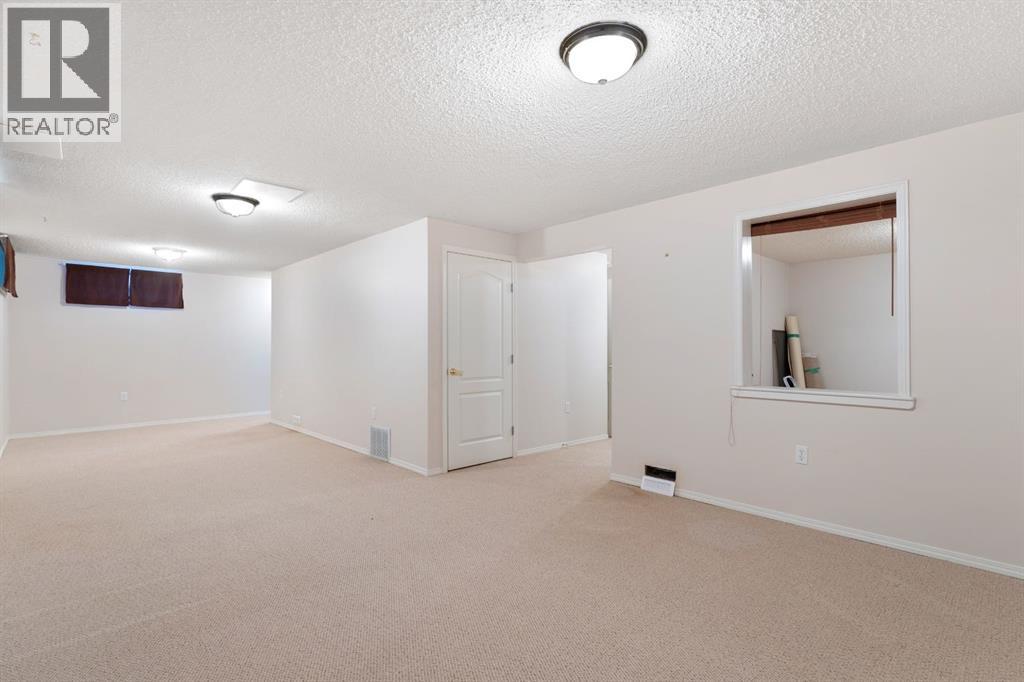 Photo 5 of 1912 16 Street, Didsbury AB