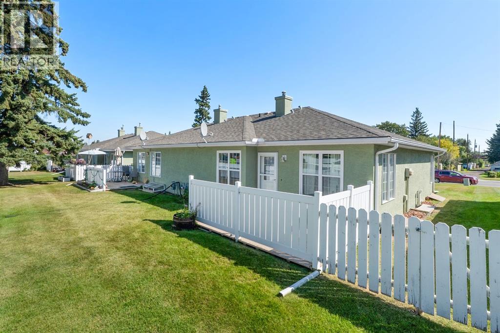 Photo 2 of 1912 16 Street, Didsbury AB