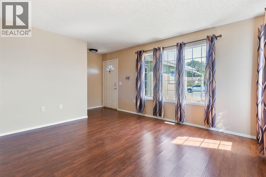 Photo 26 of 1912 16 Street, Didsbury AB