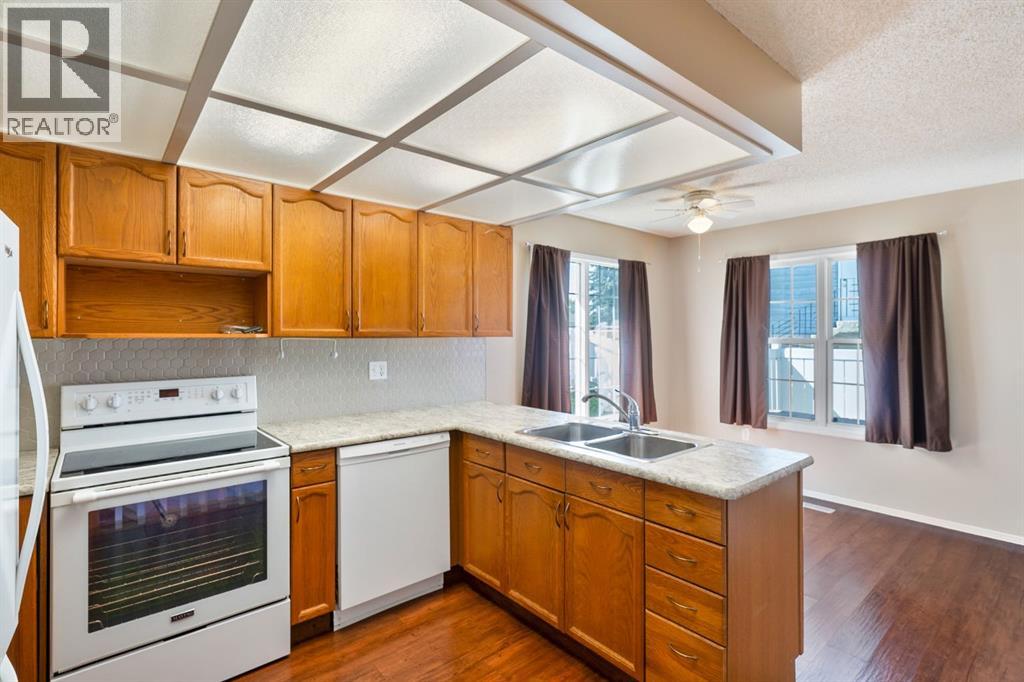 Photo 1 of 1912 16 Street, Didsbury AB