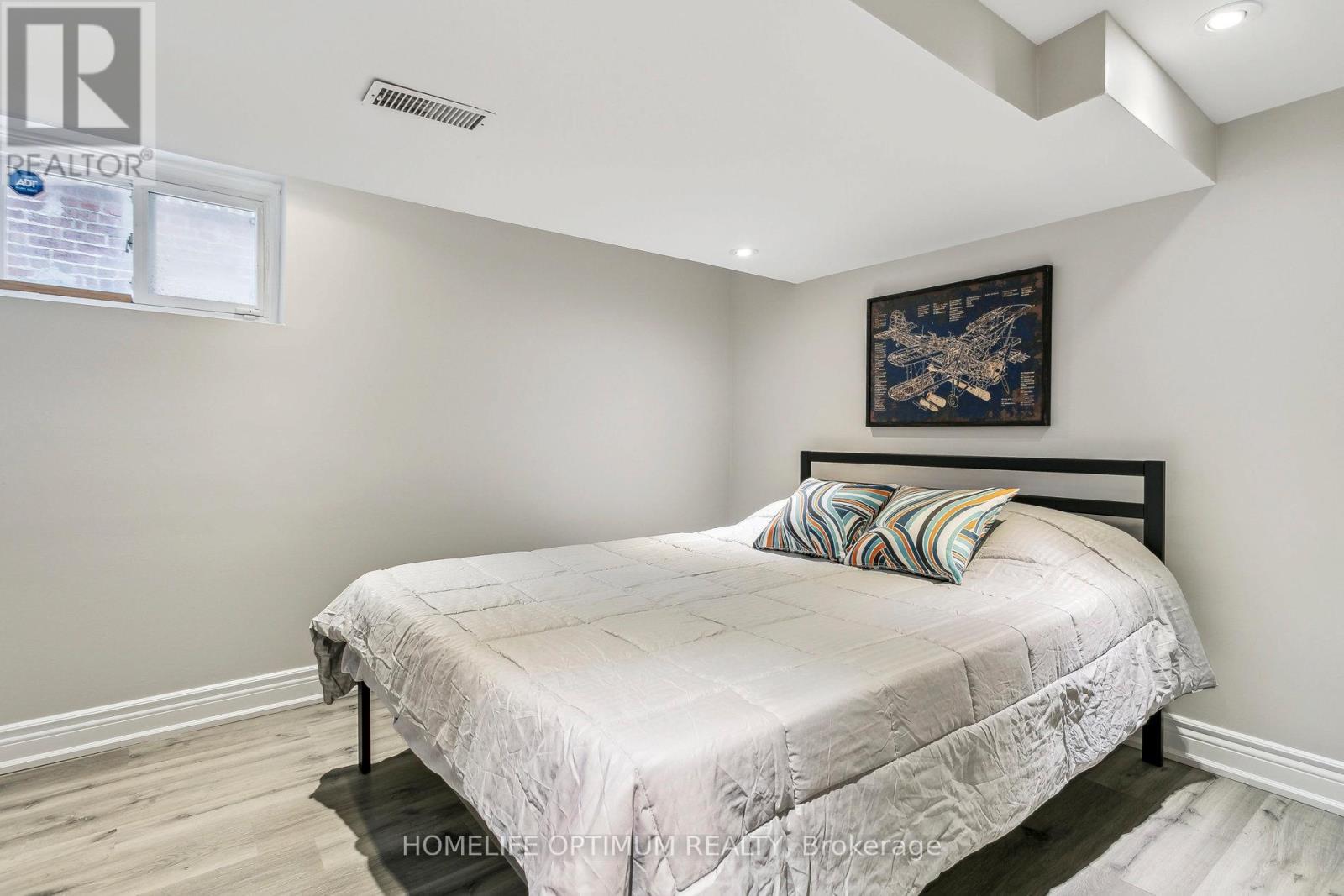 Photo 15 of 52 Hillsdale Avenue W, Toronto ON