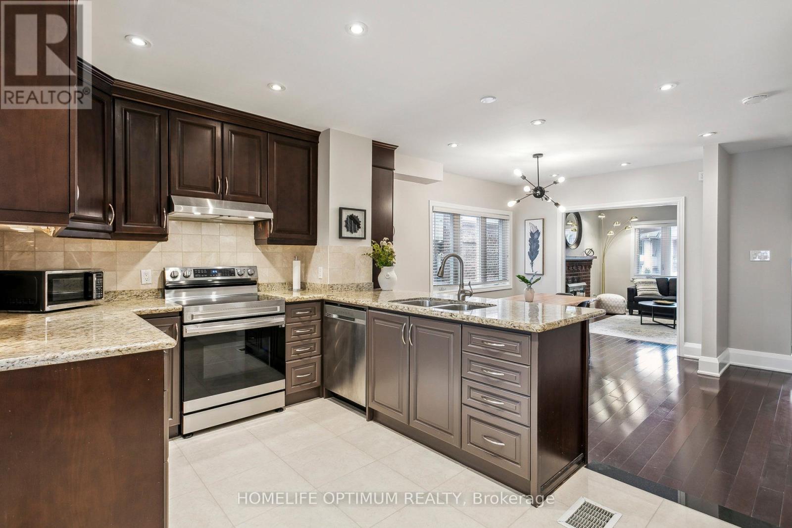 Photo 10 of 52 Hillsdale Avenue W, Toronto ON