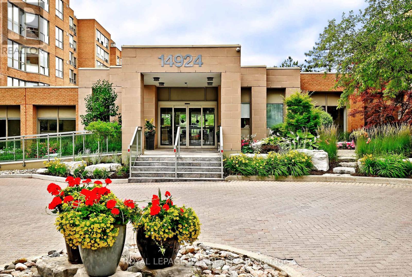 Photo 1 of 311 14924 Yonge Street, Aurora ON