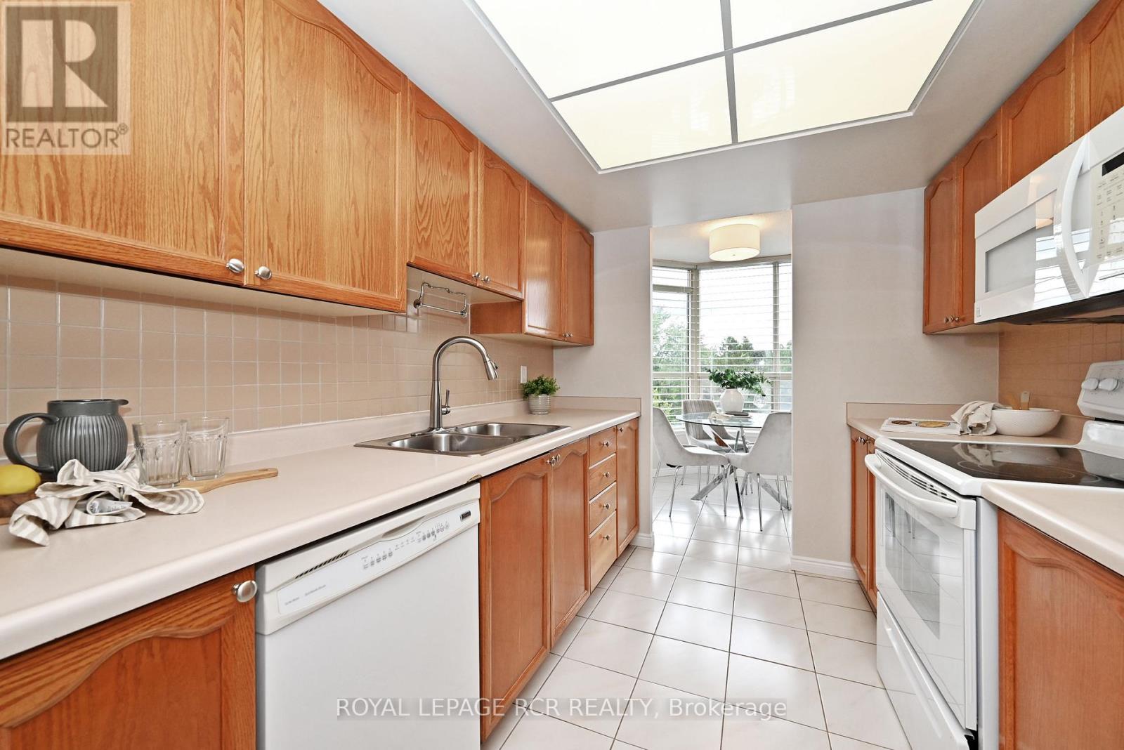 Photo 2 of 311 14924 Yonge Street, Aurora ON