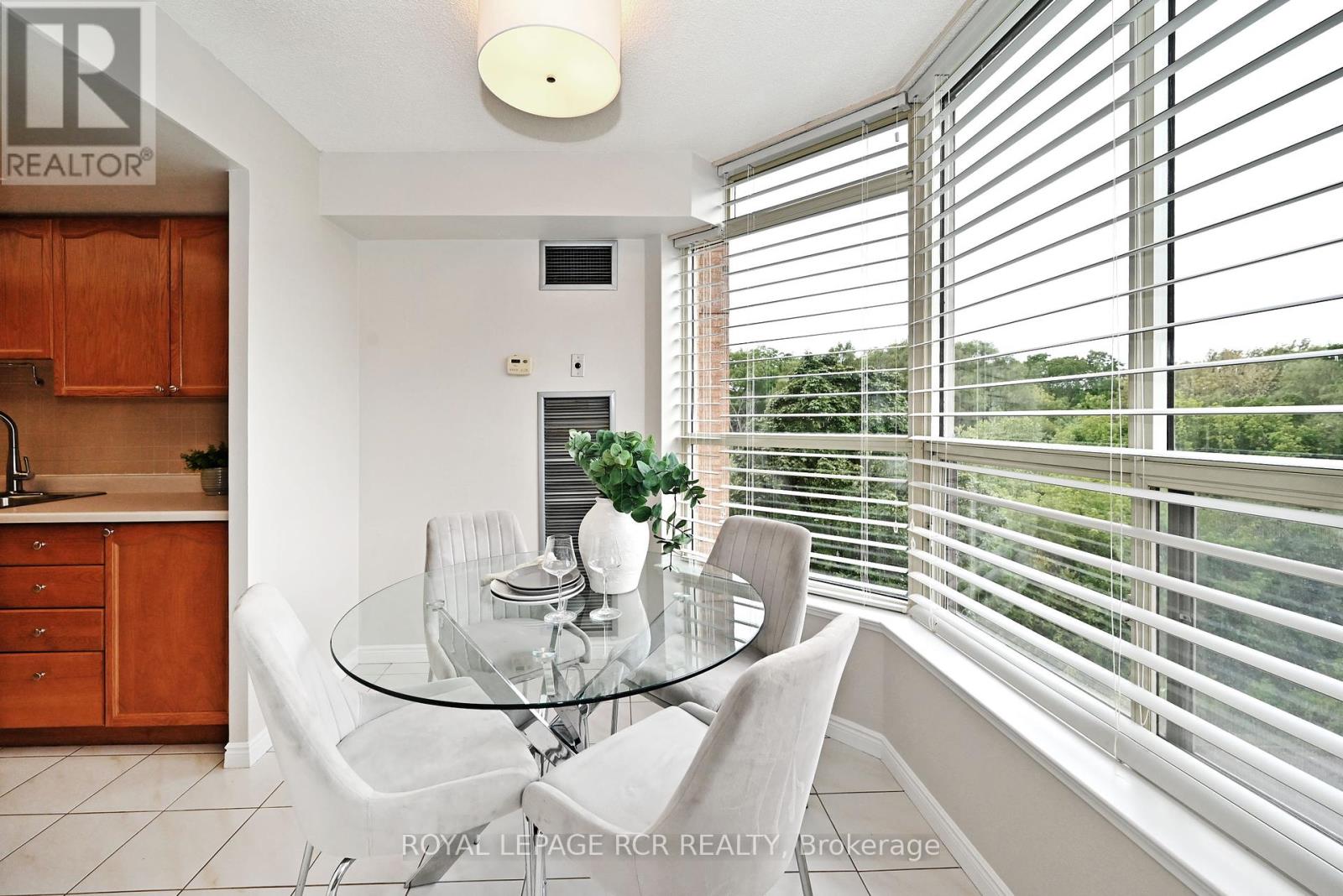 Photo 3 of 311 14924 Yonge Street, Aurora ON
