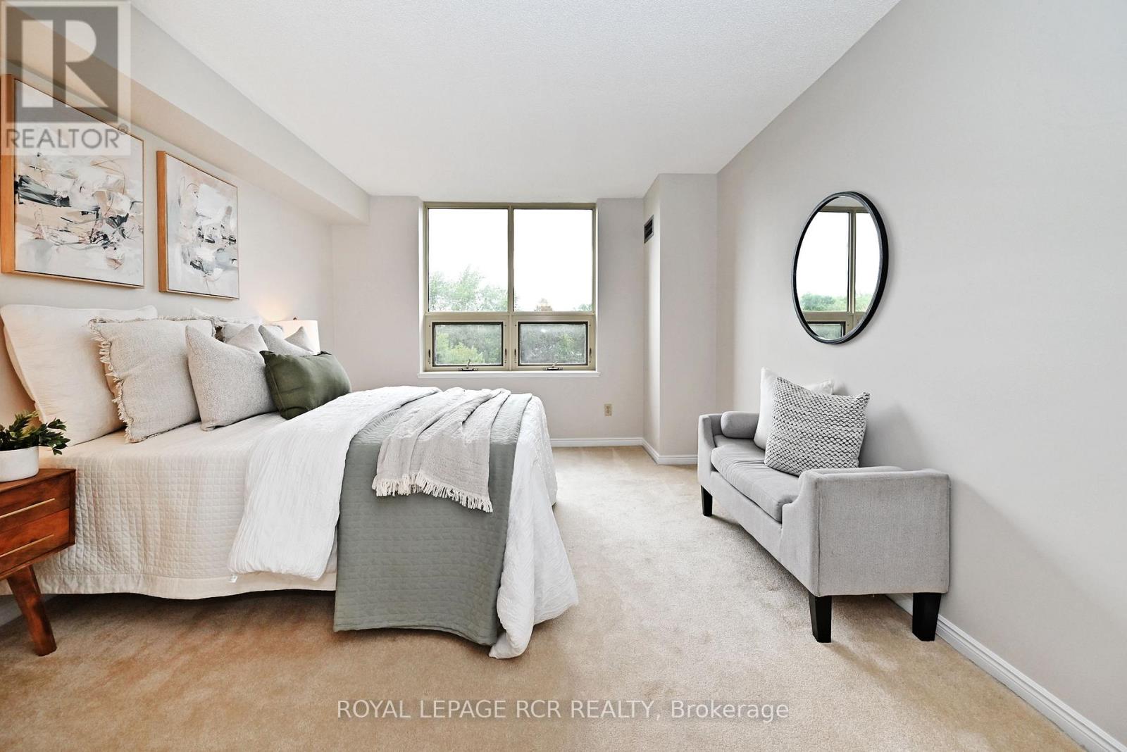 Photo 8 of 311 14924 Yonge Street, Aurora ON