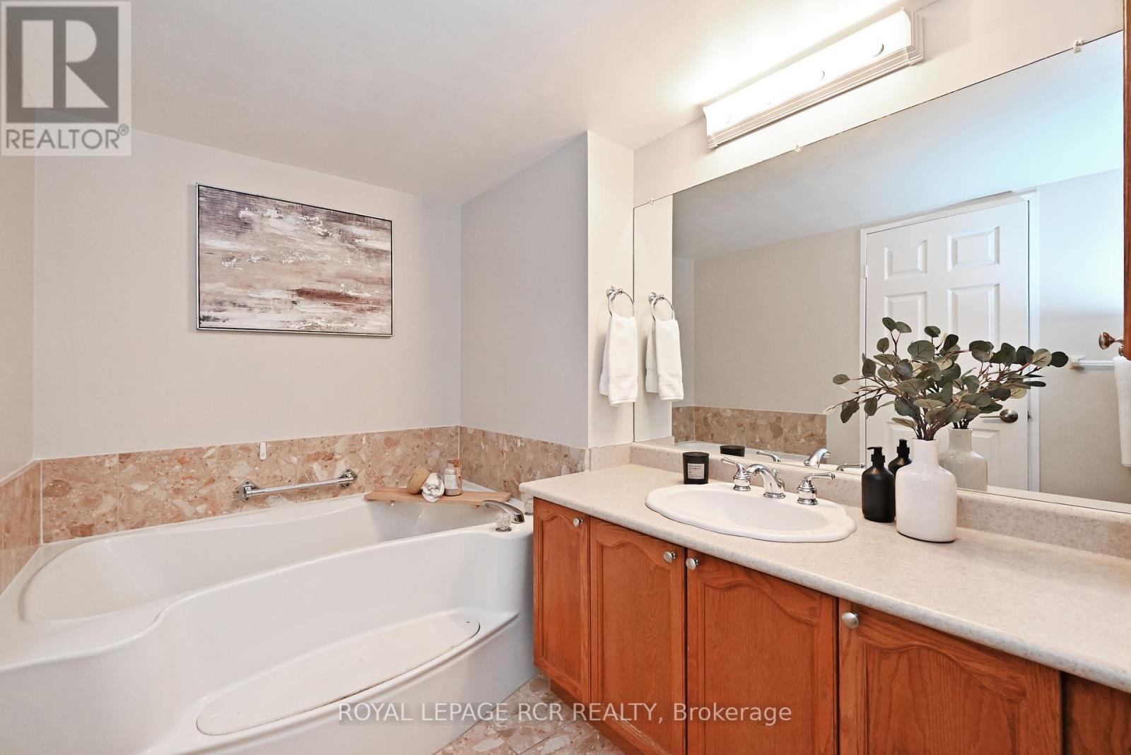 Photo 6 of 311 14924 Yonge Street, Aurora ON