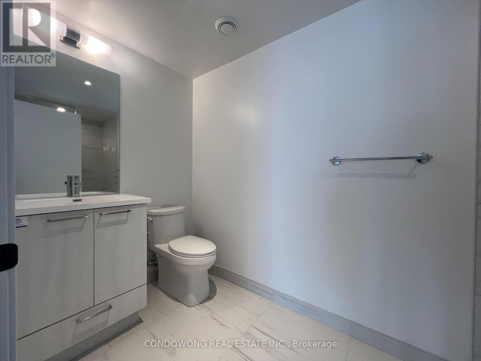 Photo 2 of 4006 195 Commerce Street, Vaughan ON
