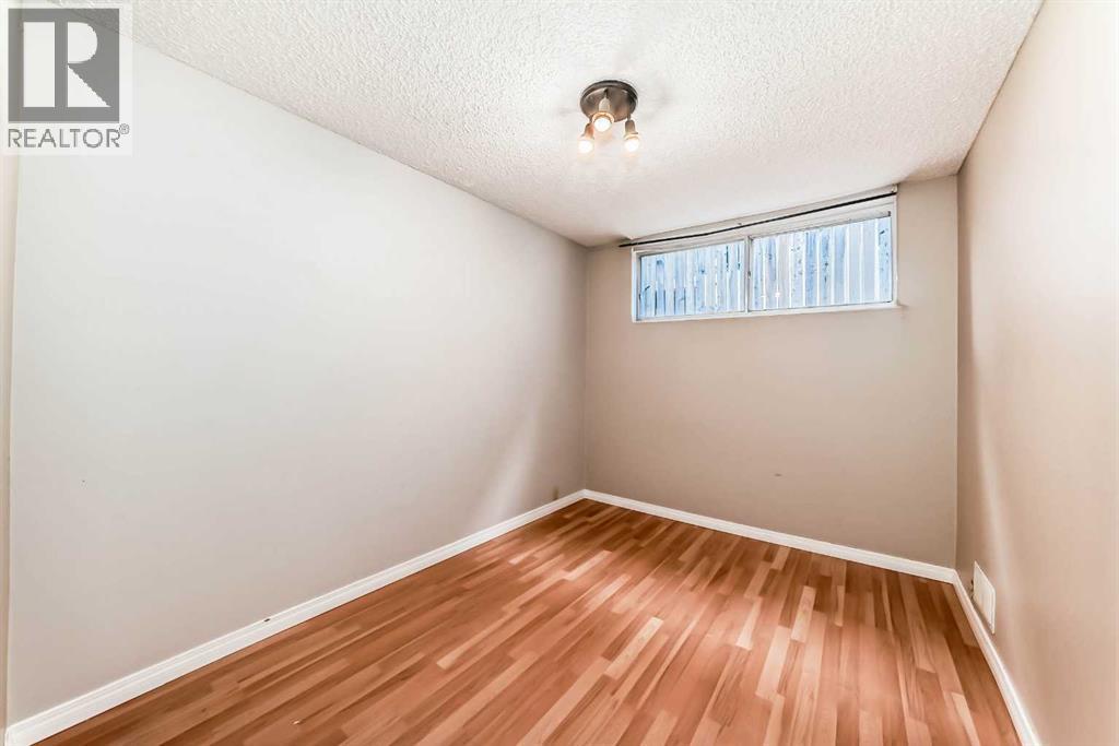 Photo 7 of 1019 Canfield Crescent Sw, Calgary AB