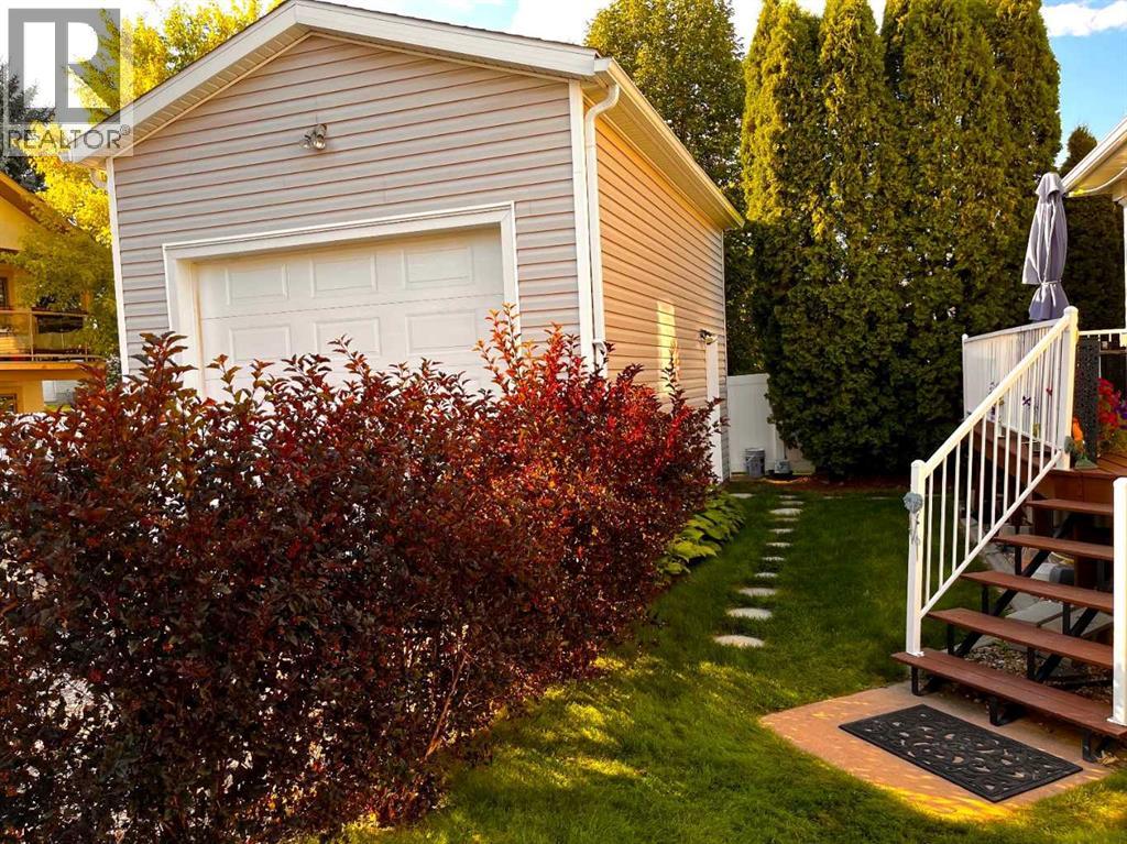 Photo 2 of 904 Spruce Way Se, Medicine Hat AB