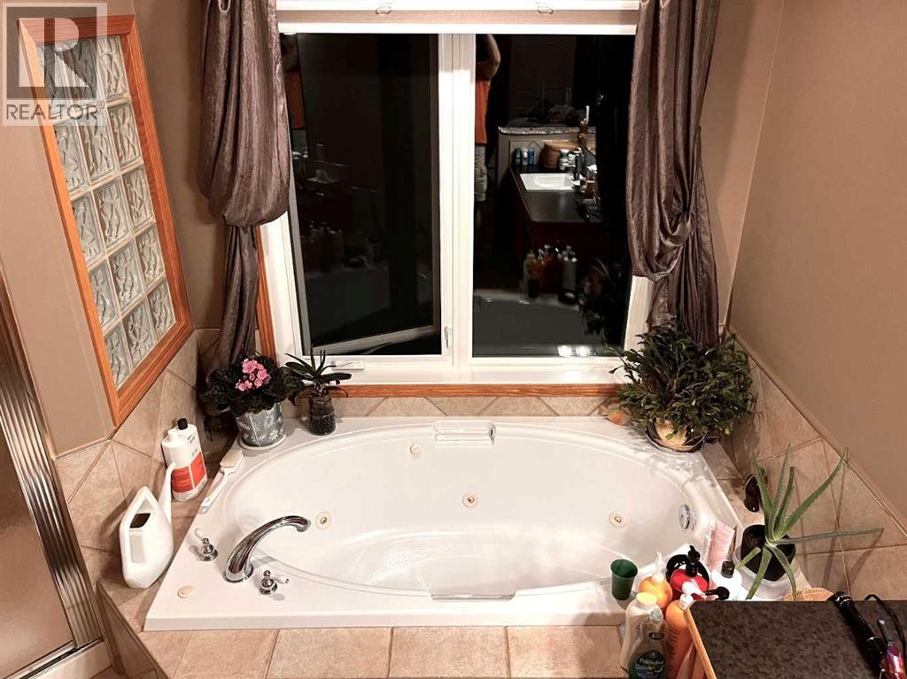 Photo 8 of 904 Spruce Way Se, Medicine Hat AB