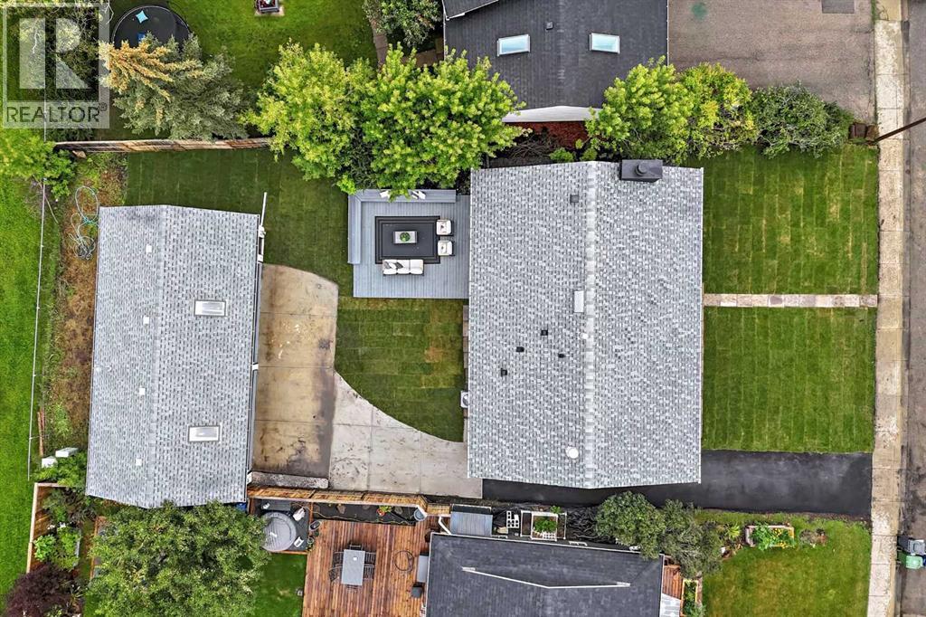 Photo 10 of 636 Cedarille Way Sw, Calgary AB