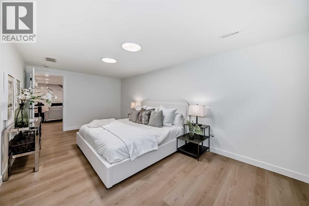 Photo 4 of 636 Cedarille Way Sw, Calgary AB