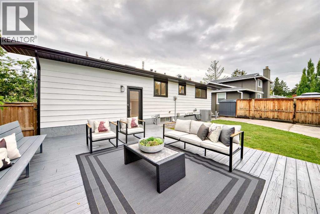 Photo 13 of 636 Cedarille Way Sw, Calgary AB