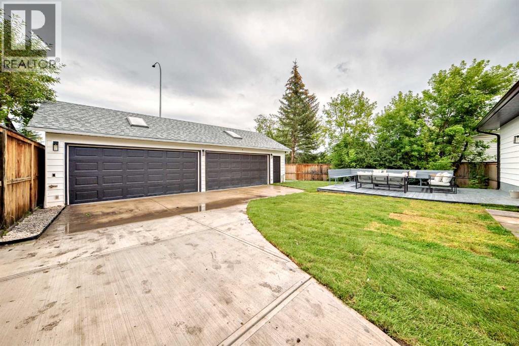 Photo 21 of 636 Cedarille Way Sw, Calgary AB