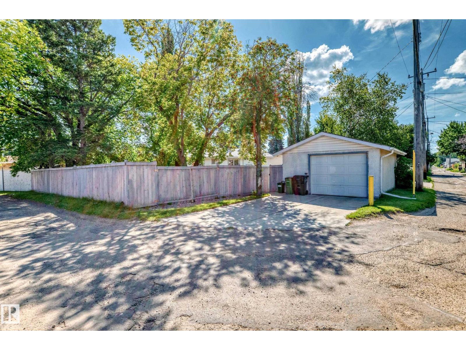 Photo 15 of 8602 158 St Nw, Edmonton AB