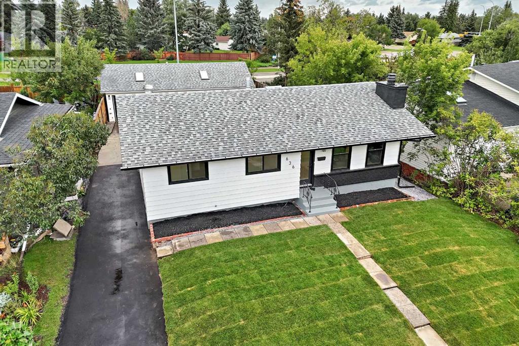 Photo 2 of 636 Cedarille Way Sw, Calgary AB