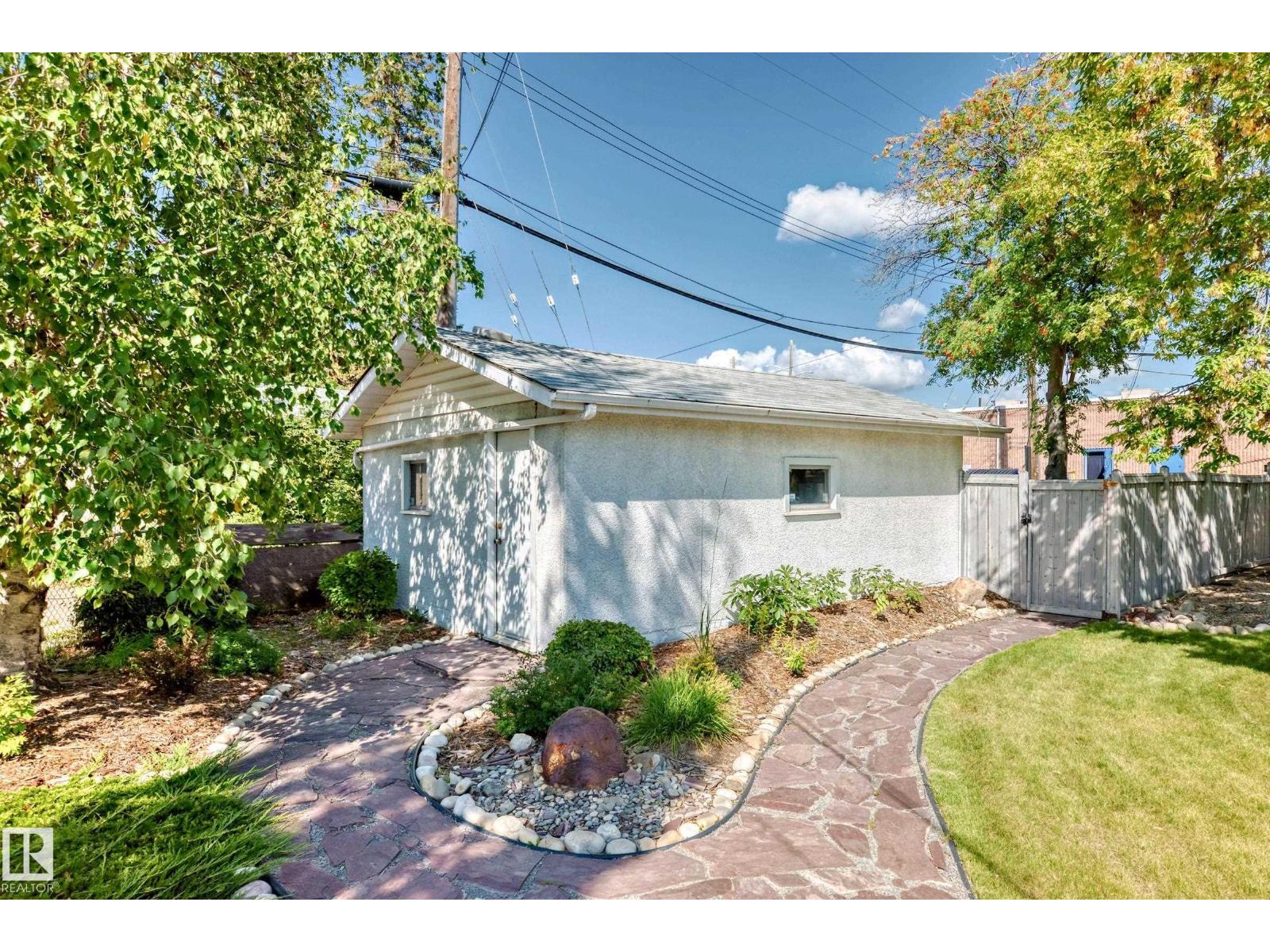 Photo 2 of 8602 158 St Nw, Edmonton AB