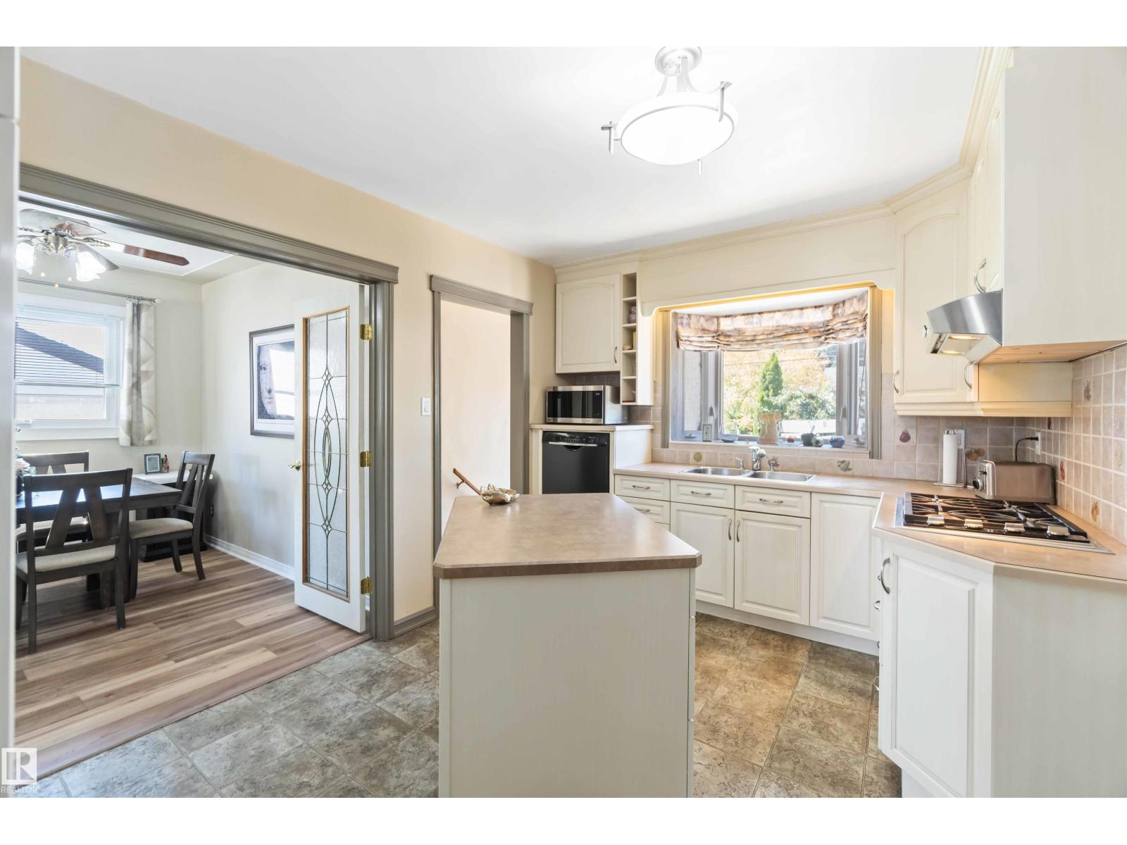 Photo 4 of 12260 St Albert Tr Nw, Edmonton AB