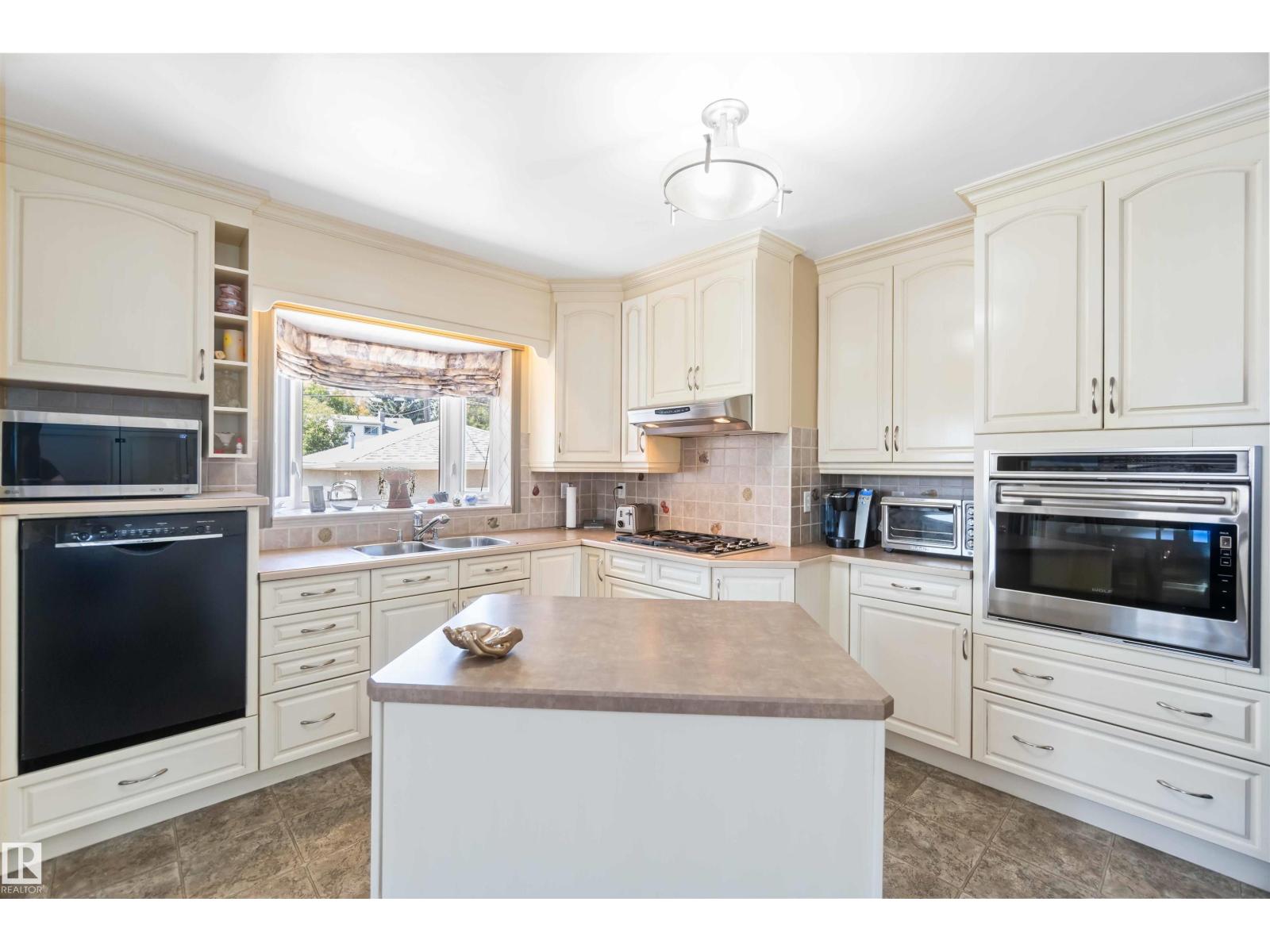 Photo 30 of 12260 St Albert Tr Nw, Edmonton AB