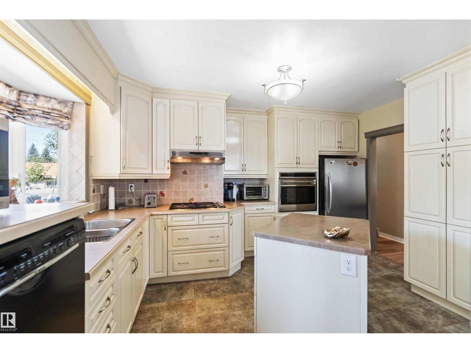 Photo 28 of 12260 St Albert Tr Nw, Edmonton AB
