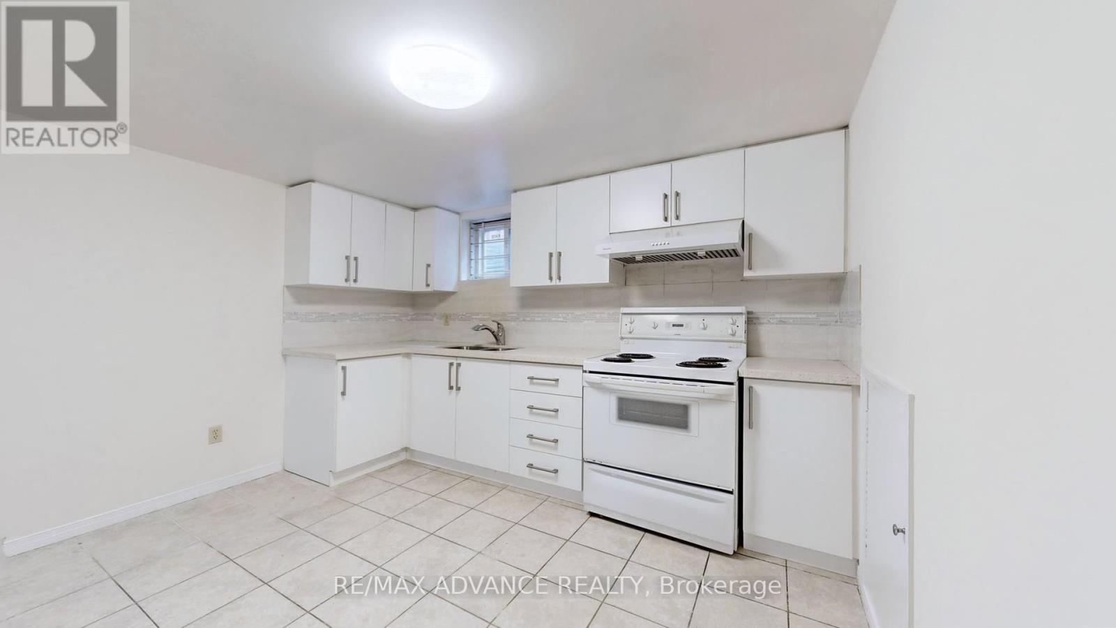 Photo 7 of Lower 49 Havenview Road, Toronto ON