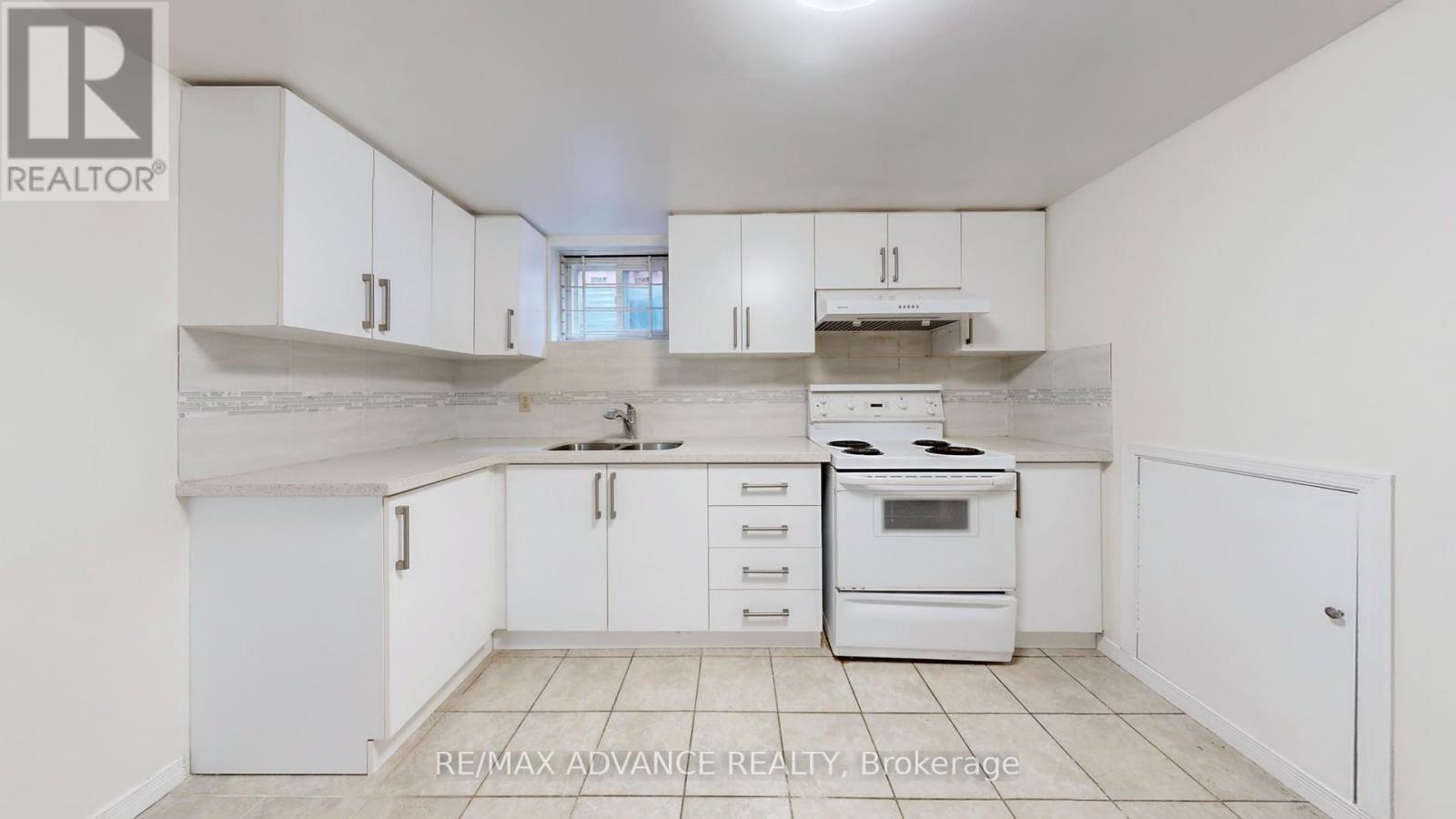 Photo 8 of Lower 49 Havenview Road, Toronto ON