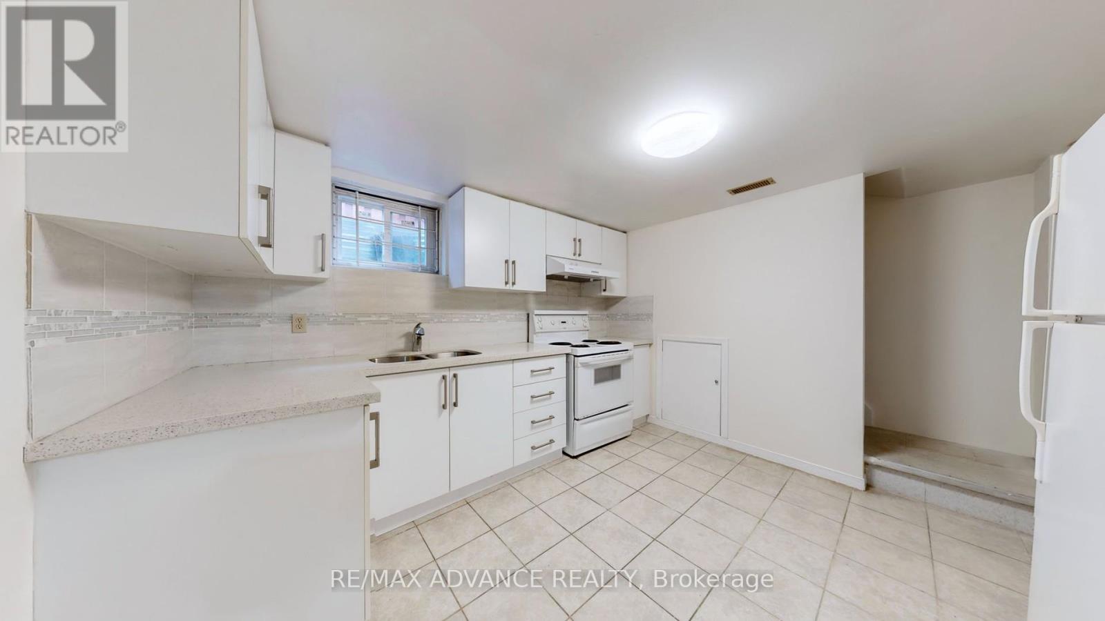 Photo 9 of Lower 49 Havenview Road, Toronto ON