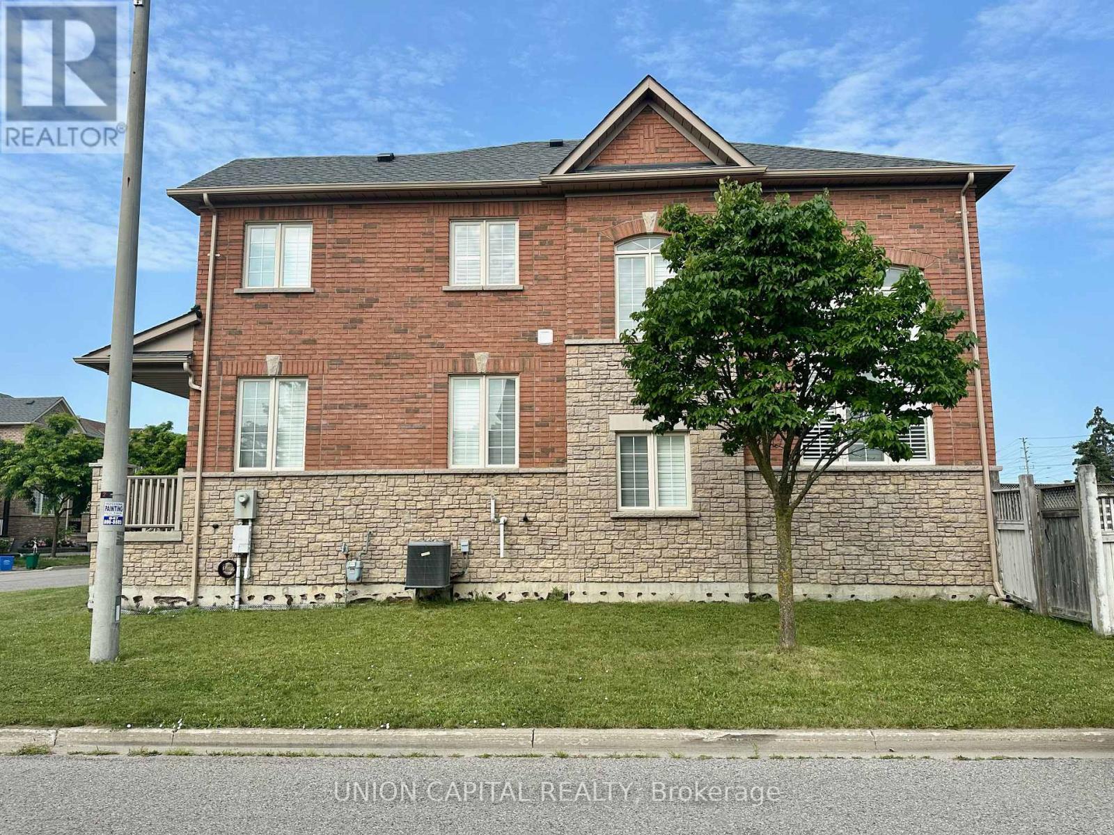 Photo 2 of 91 Starhill Crescent, Markham ON