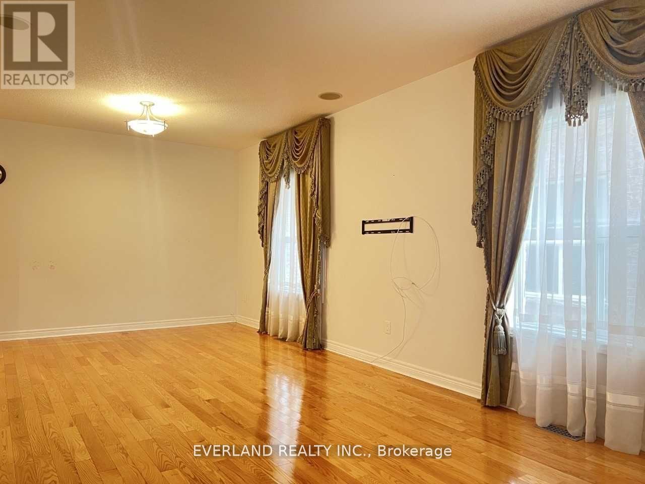 Photo 9 of 50 Danpatrick Drive, Richmond Hill ON