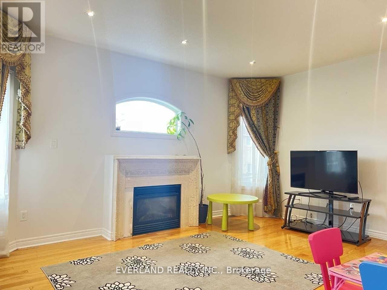 Photo 2 of 50 Danpatrick Drive, Richmond Hill ON