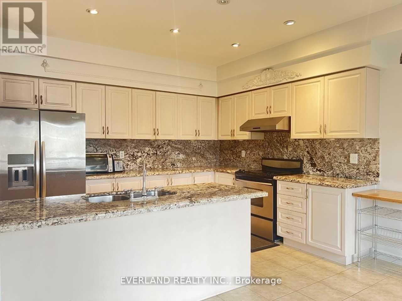 Photo 4 of 50 Danpatrick Drive, Richmond Hill ON
